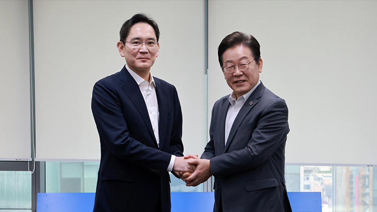 더불어민주당 이재명 대표(오른쪽)가 20일 서울 강남구 멀티캠퍼스 역삼 SSAFY 서울캠퍼스에서 이재용 삼성전자 회장과 악수하고 있다. /공동취재단