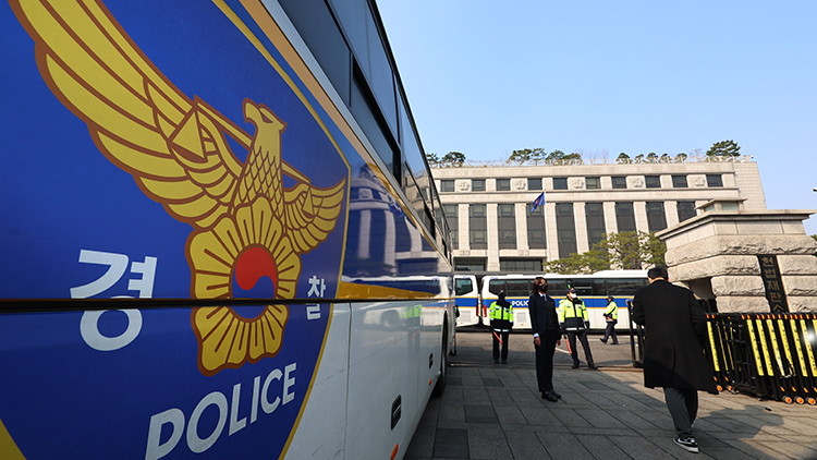 헌재 입구에 세워진 경찰버스 차벽
/연합뉴스