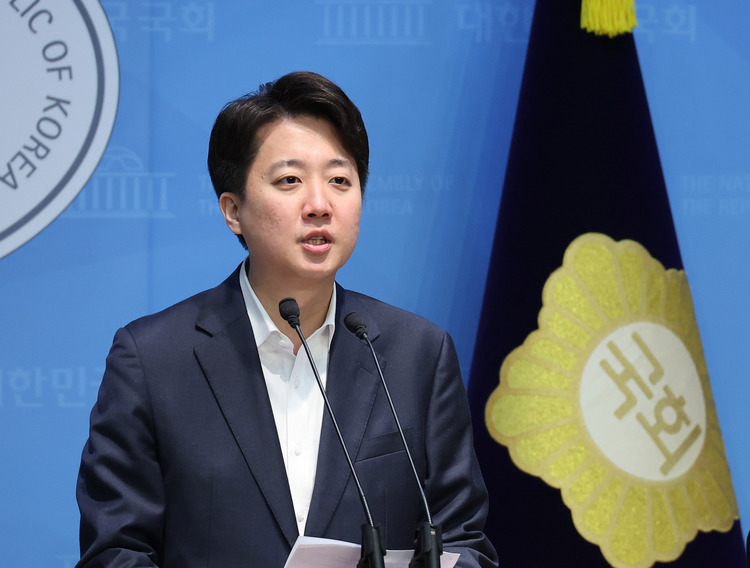 개혁신당 이준석 의원이 24일 서울 여의도 국회 소통관에서 국민연금법 개정안 관련 기자회견을 하고 있다. /연합뉴스