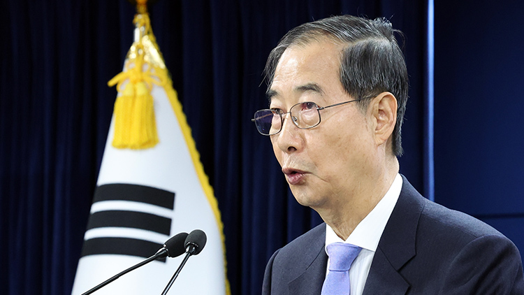 헌법재판소의 탄핵 기각으로 직무에 복귀한 한덕수 대통령 권한대행 국무총리가 24일 정부서울청사에서 대국민담화를 하고 있다. /대통령실통신사진기자단