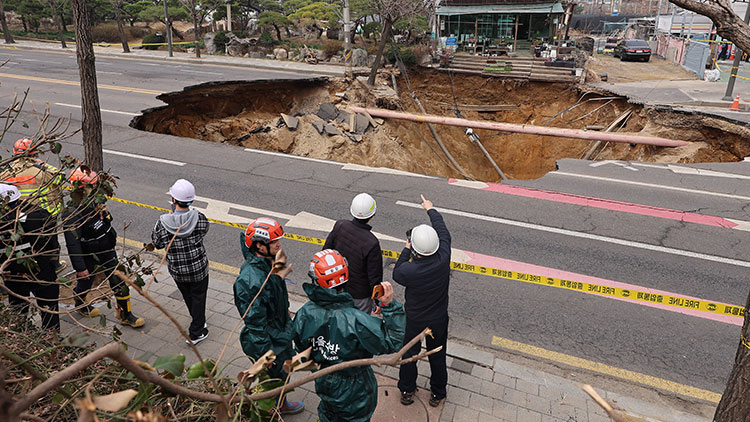 25일 강동구 대명초등학교 도로에서 전날 발생한 대형 땅꺼짐 현장의 모습. /연합뉴스
