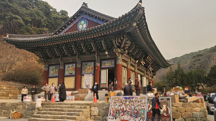 경북 의성 고운사에서 산불 피해를 예방하기 위해 불상, 불화 등 문화유산을 옮기는 모습. /국가유산청 제공