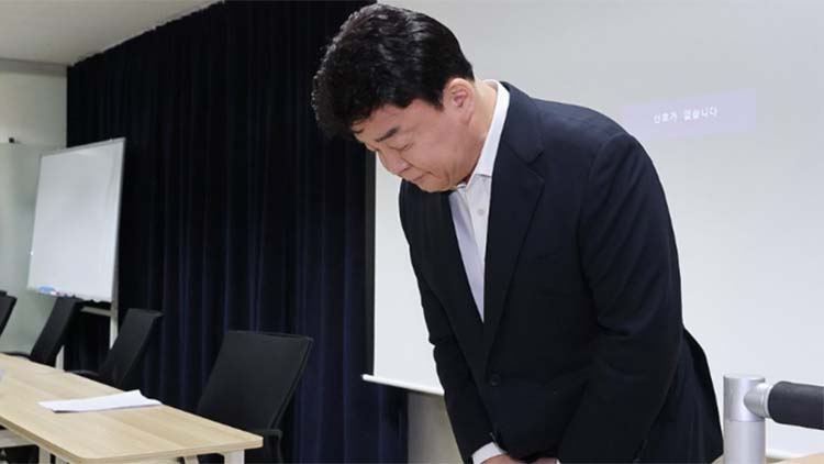 백종원 더본코리아 대표가 첫 정기 주주총회에서 주주들을 향해 사과하고 있다. / 연합뉴스