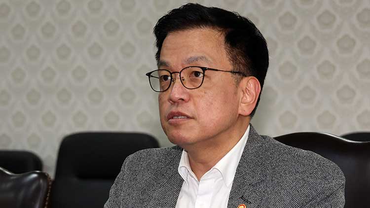 최상목 부총리 겸 기획재정부 장관이 30일 정부서울청사에서 긴급현안 관련 경제관계 장관 간담회를 하고 있다. /연합뉴스