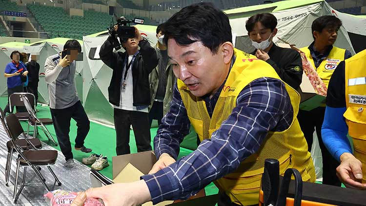 원희룡 전 국토부 장관이 지난 26일 오후 경북 안동시 안동체육관에 마련된 산불 대피시설에서 자원봉사를 하고 있다. /연합뉴스