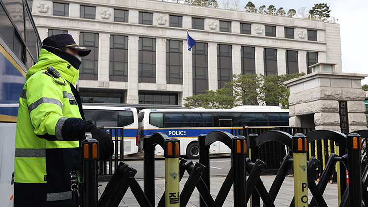 헌법재판소가 윤석열 대통령 탄핵심판 선고를 앞두고 논의를 이어가고 있는 지난 30일 서울 종로구 헌법재판소 앞에서 경찰이 경계 근무를 서고 있다. /연합뉴스