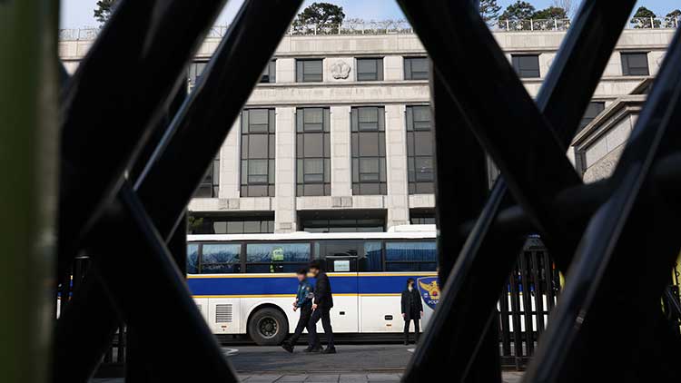 윤석열 대통령 탄핵심판 심리가 4월로 넘어온 1일 서울 종로구 헌법재판소에서 출입이 통제되고 있다. /연합뉴스