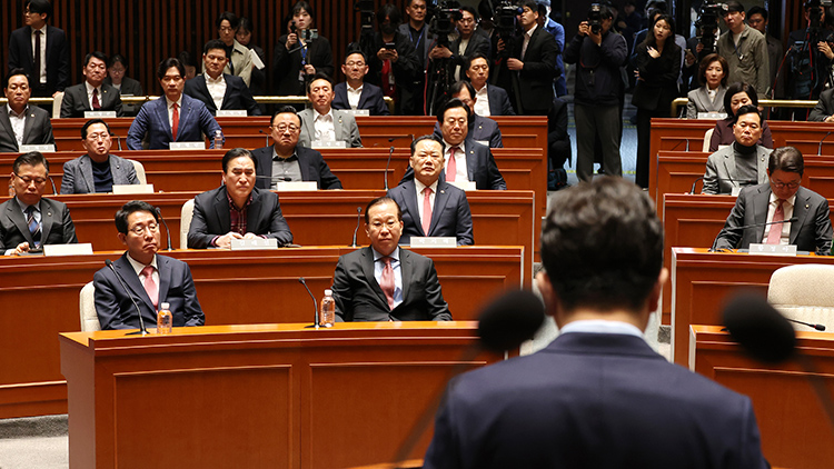 무거운 표정으로 발언 경청하는 국민의힘 의원들/연합뉴스
