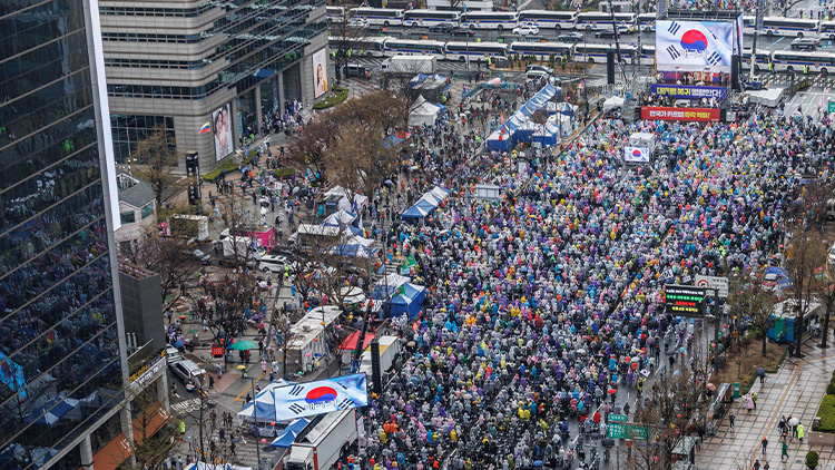 5일 대한민국바로세우기국민운동본부(대국본)와 자유통일당이 주최한 '4.5 광화문 혁명' 국민대회 참가자들이 구호를 외치고 있다. /연합뉴스