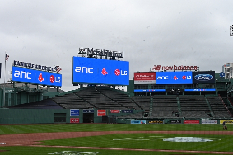 펜웨이 파크 곳곳에 LG전자의 LED 사이니지가 설치된 모습.