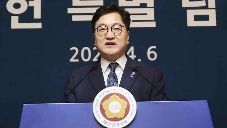 우원식 국회의장이 6일 서울 여의도 국회 사랑재에서 개헌 관련 기자회견을 하고 있다. /연합뉴스