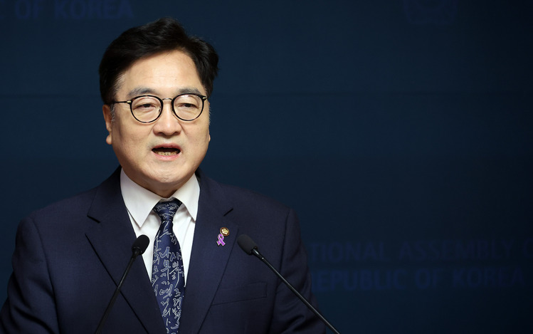 우원식 국회의장이 6일 서울 여의도 국회 사랑재에서 개헌 관련 기자회견을 하고 있다. /연합뉴스