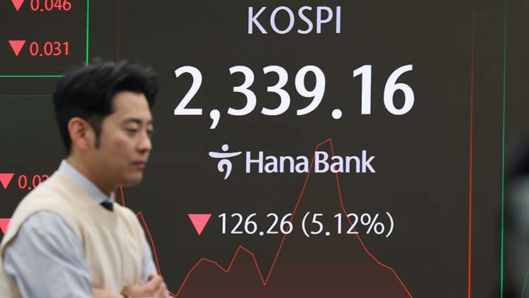 7일 서울 중구 하나은행 본점 딜링룸에서 딜러들이 업무를 보고 있다. 이날 코스피는 전 거래일보다 106.17p(4.31%) 내린 2,359.25로 개장했다. /연합뉴스
