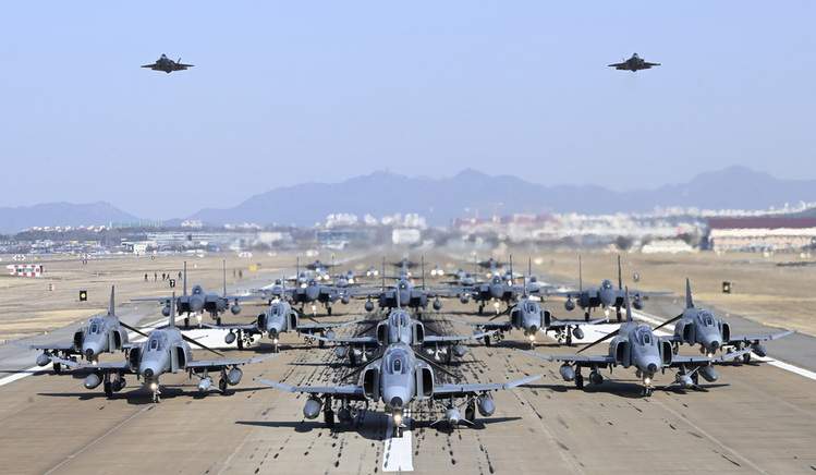 지난해 공군 제10전투비행단 수원기지에서 자유의 방패(FS) 연습과 연계해 30여 대의 공군 전투기들이 훈련을 진행하고 있다.  /공군 제공