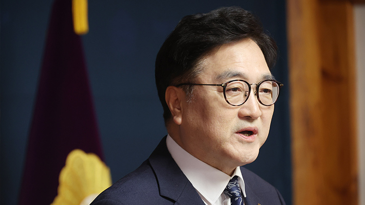 우원식 국회의장이 지난 6일 서울 여의도 국회 사랑재에서 개헌 관련 기자회견을 하고 있다. /연합뉴스