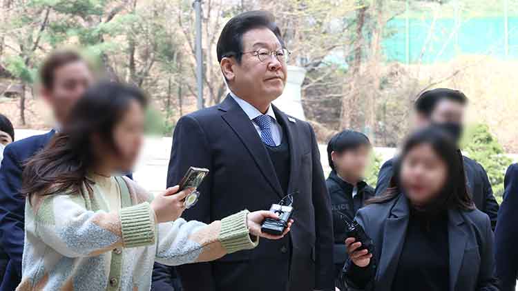 더불어민주당 이재명 대표가 8일 서울 서초구 서울중앙지법에서 열린 '대장동 배임·성남FC 뇌물' 1심 속행 공판에 출석하다 취재진의 질문을 받고 있다. /연합뉴스 