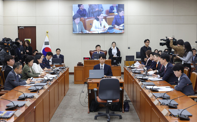 8일 서울 여의도 국회에서 연금개혁특별위원회 전체회의가 열리고 있다. /연합뉴스