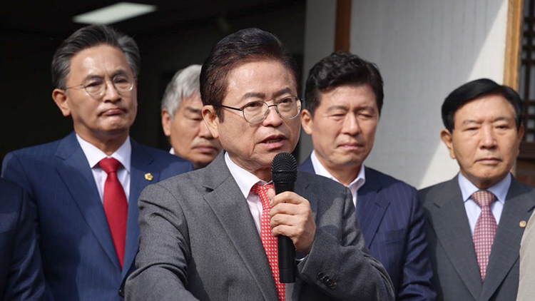 이철우 경북도지사가 9일 구미 박정희 전 대통령 생가에서 대선 출마 기자회견을 하고 있다. /연합뉴스