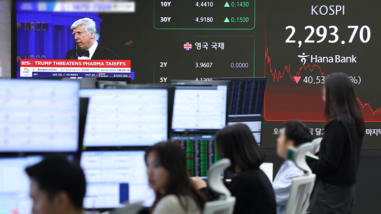 미국의 상호관세가 발효와 함께 코스피 2,300선이 무너진 9일 오후 서울 중구 하나은행 본점 딜링룸에 코스피가 표시돼 있다. /연합뉴스