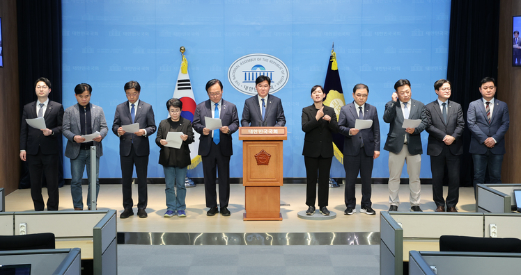 더불어민주당 초선 의원 모임 '더민초' 의원들이 9일 서울 여의도 국회 소통관에서 한덕수 대통령 권한대행 국무총리를 향해 이완규·함상훈 헌법재판관 후보자 지명 철회를 촉구하고 있다. /연합뉴스