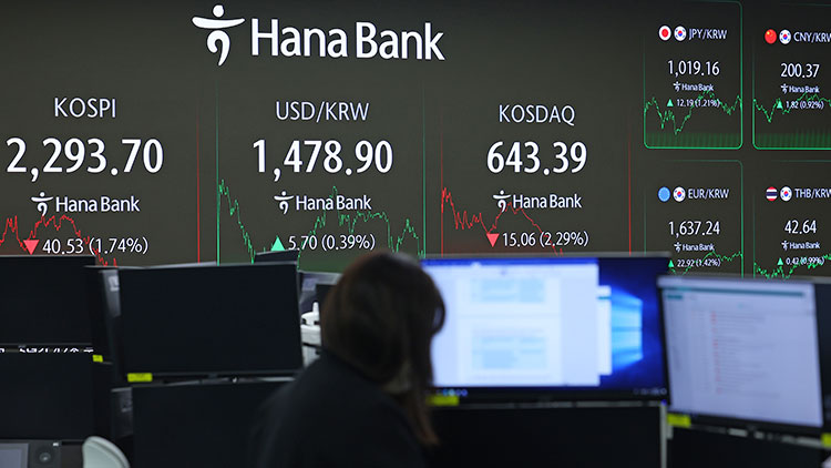 미국의 상호관세가 발효와 함께 코스피 2,300선이 무너진 9일 오후 서울 중구 하나은행 본점 딜링룸에 각종 환율이 표시돼 있다. /연합뉴스