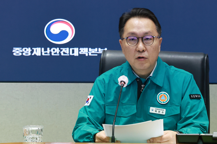 중앙재난안전대책본부 제1총괄조정관인 박민수 보건복지부 2차관이 10일 정부서울청사 중앙재난안전상황실 서울상황센터에서 열린 '의사 집단행동 중앙재난안전대책본부 회의'에서 발언하고 있다. /연합뉴스