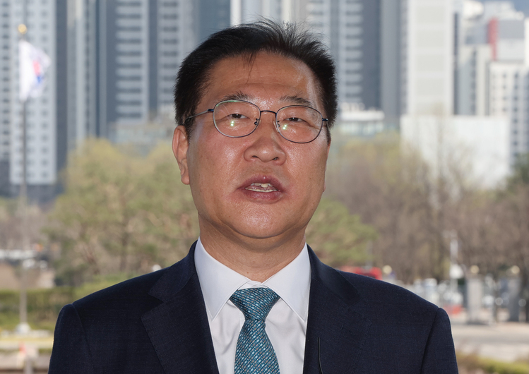 박성재 법무부 장관이 10일 과천 법무부 청사로 출근하며 취재진의 질문에 답하고 있다. 헌법재판소는 이날 박 장관에 대한 국회의 탄핵소추를 기각했다.  /연합뉴스