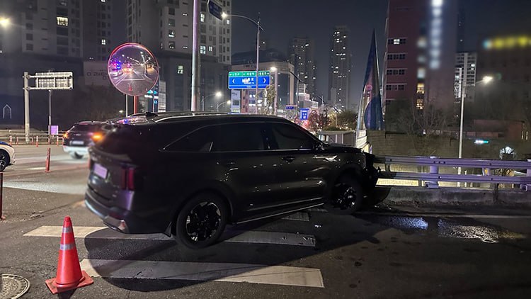 차량이 가드레일을 들이받은 모습(후면부)