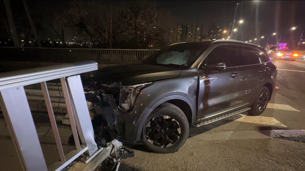 차량이 가드레일을 들이받은 모습(전면부)