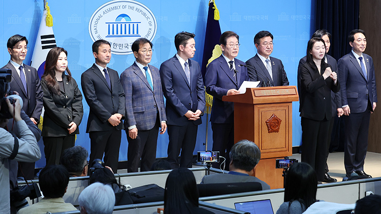 더불어민주당 대선 경선에 출마한 이재명 예비후보가 11일 서울 여의도 국회 소통관에서 열린 '비전 선포식 및 캠프 일정 발표'에서 캠프 인선을 소개하고 있다. /연합뉴스