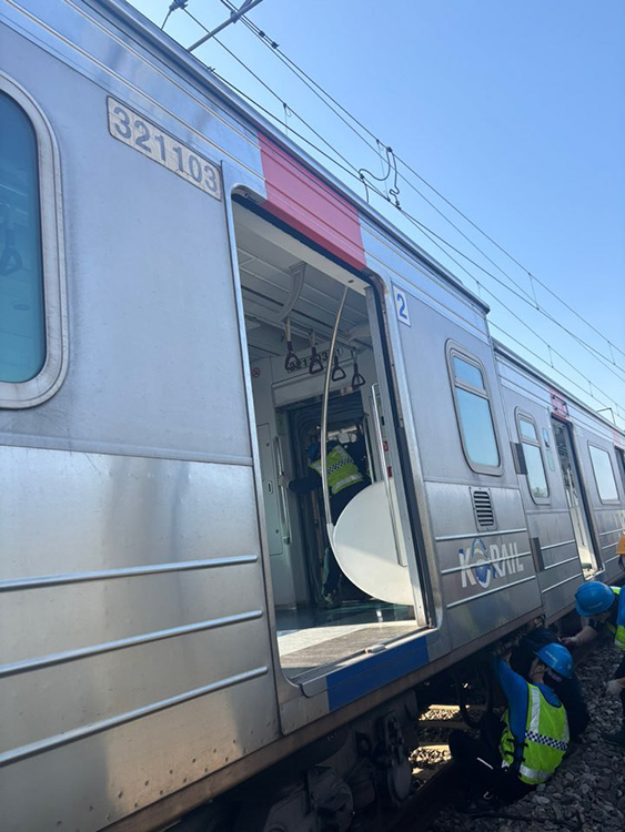 코레일 직원들이 열차를 점검하고 있다/경기북부소방본부 제공