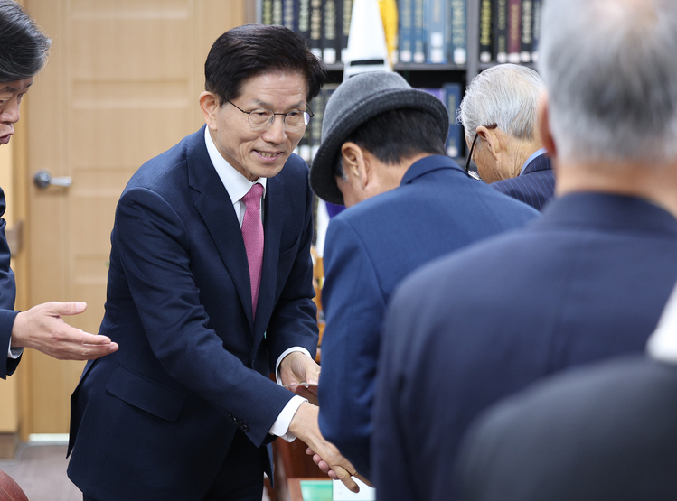 대선 출마를 선언한 김문수 전 고용노동부 장관이 14일 경북 안동시 경상북도유교문화회관을 찾아 회관 관계자들과 인사하고 있다.  /연합뉴스