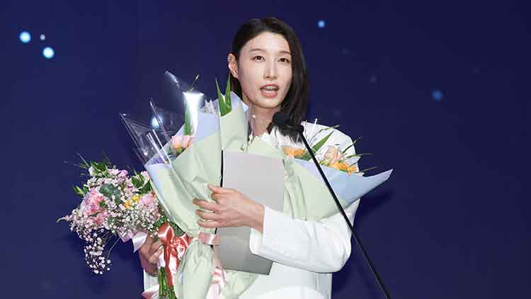  14일 서울 서대문구 스위스그랜드호텔에서 열린 프로배구 도드람 2024-2025 V리그 시상식에서 여자부 정규리그 MVP를 수상한 김연경이 소감을 밝히고 있다.
    이날 수상으로 김연경은 통산 7번째 정규리그 MVP 트로피를 손에 넣었다. 아울러 역대 최초로 데뷔 시즌과 은퇴 시즌에 챔프전 MVP와 정규리그 MVP를 모두 차지하는 위업을 달성했다. /연합뉴스 