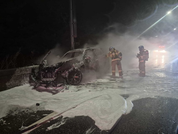 동해고속도로 사고 차량 전소