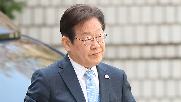 더불어민주당 이재명 전 대표가 15일 서울 서초구 서울중앙지방법원에서 열린 '대장동 배임·성남FC 뇌물' 1심 공판에 출석하고 있다. /연합뉴스