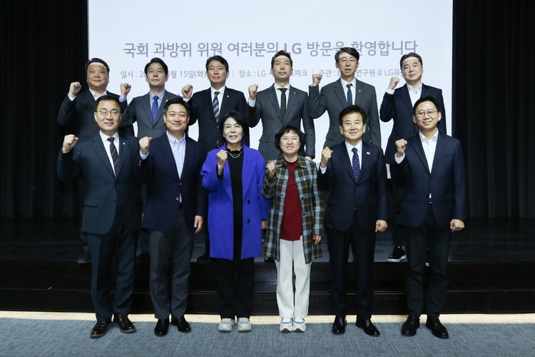 LG사이언스파크를 방문한 국회 과학기술정보방송통신위원회 소속 위원들과 LG유플러스, LG AI연구원 관계자들이 기념촬영을 하고 있는 모습. 1열 왼쪽부터 최형두 간사, 홍범식 LG유플러스 대표, 최민희 위원장, 김현 간사, 정동영 의원, 배경훈 LG AI연구원장. 2열 왼쪽부터 김유철 LG AI연구원 전략부문장, 한민수 의원, 조인철 의원, 이정헌 의원, 이훈기 의원, 이상엽 LG유플러스 CTO.