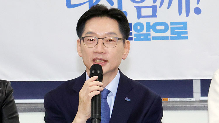 더불어민주당 대권 주자인 김경수 전 경남지사가 15일 경기도 고양시 일산에서 열린 '민생경제 회복을 위한 자영업자 간담회'에서 발언하고 있다. /연합뉴스