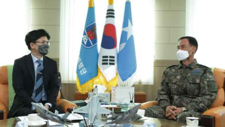 ◇한동훈 법무부장관이 지난 22일 자신이 군법무관으로 근무했던 강릉 18전투비행단을 방문해 군장병 위문성금을 전달했다. /사진=법무부 제공