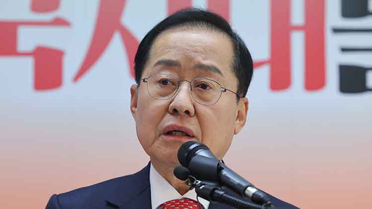 대선 출마를 선언한 홍준표 전 대구시장이 15일 서울 여의도 대하빌딩 선거사무소에서 열린 선진대국시대 비전발표회에서 발언하고 있다. /연합뉴스