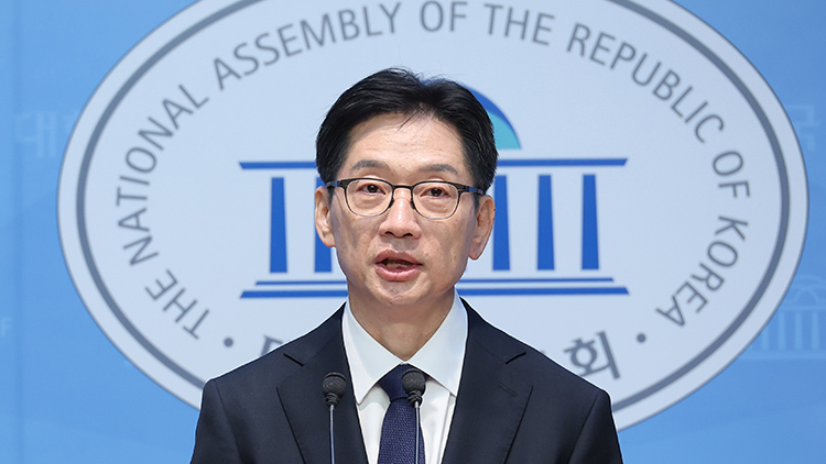 더불어민주당 김경수 대선 경선 후보가 16일 서울 여의도 국회 소통관에서 경제분야 정책 발표를 하고 있다. /연합뉴스