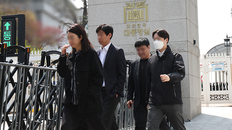 대통령실 압수수색을 시도했던 경찰 비상계엄 특별수사단이 16일 압수수색을 하지 못하고 서울 용산 대통령실 민원실에서 나오고 있다. /연합뉴스 