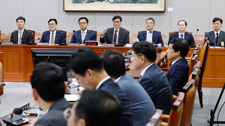 이창용 한국은행 총재가 16일 국회에서 열린 법제사법위원회의 '기획재정부 장관 최상목 탄핵소추사건 조사' 청문회에서 의원질의에 답변하고 있다. /연합뉴스 