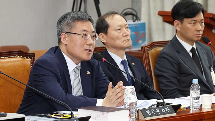 김석우 법무부 차관이 16일 국회에서 열린 법제사법위원회의 '기획재정부 장관 최상목 탄핵소추사건 조사' 청문회에서 의원질의에 답변하고 있다. /연합뉴스 