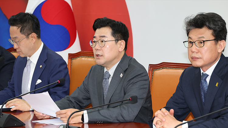 더불어민주당 박찬대 당대표 직무대행 겸 원내대표가 17일 서울 여의도 국회에서 열린 원내대책회의에서 발언하고 있다. /연합뉴스