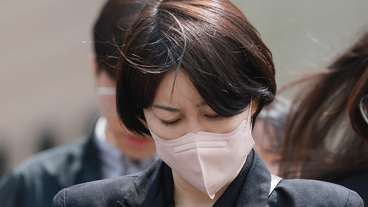 음주운전과 불법 숙박업 혐의로 기소된 문재인 전 대통령의 딸 다혜 씨가 17일 서울 마포구 서울서부지방법원에서 열린 1심 선고 공판을 마친 뒤 차량으로 이동하고 있다. /연합뉴스