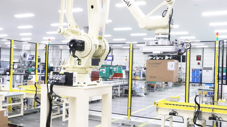 팔레타이징 로봇이 완성된 쿠첸 물류 박스를 들어올리고 있다. (사진 출처: 쿠첸)