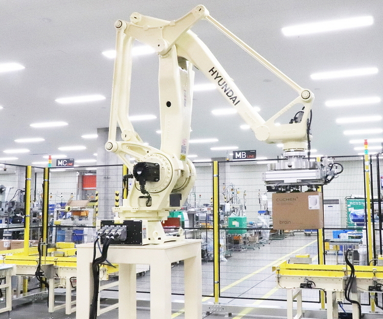 쿠첸 천안공장에 들어선 팔레타이징 로봇 전면