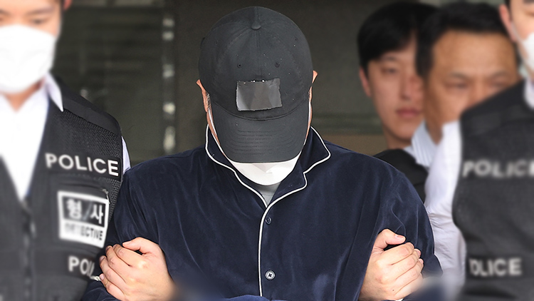 부모와 처자식 등 일가족 5명을 살해해 살인 및 존속살인 혐의로 구속영장이 청구된 50대 가장 A씨가 지난 17일 구속 전 피의자 심문(영장실질심사)에 출석하기 위해 경기도 용인동부경찰서 유치장에서 나오고 있다.  /연합뉴스