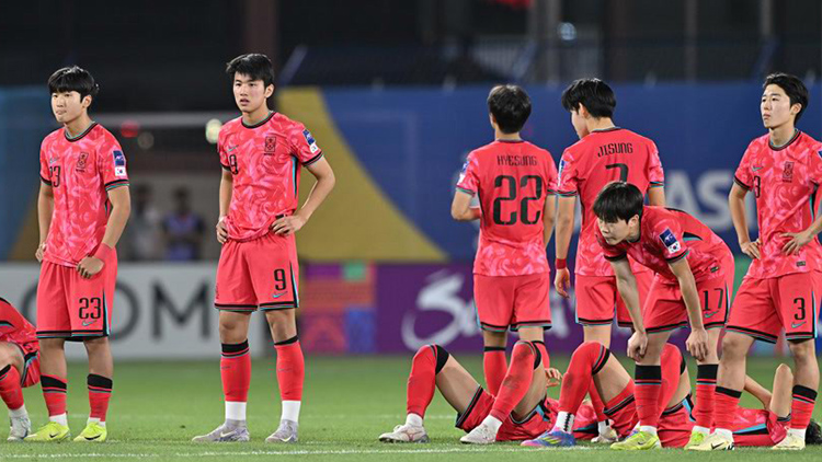 17일(현지시간) 사우디아라비아 타이프의 오카드 스포츠 클럽 스타디움에서 열린 아시아축구연맹(AFC) 17세 이하(U-17) 아시안컵 4강전 사우디아라비아와의 경기. 승부차기 끝에 경기에서 진 대한민국 대표팀 선수들이 아쉬워하고 있다.  /대한축구협회 제공
