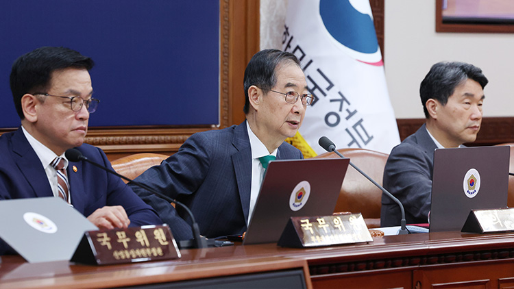 한덕수 대통령 권한대행 국무총리가 18일 정부서울청사에서 열린 국무회의에서 발언하고 있다. /대통령실통신사진기자단